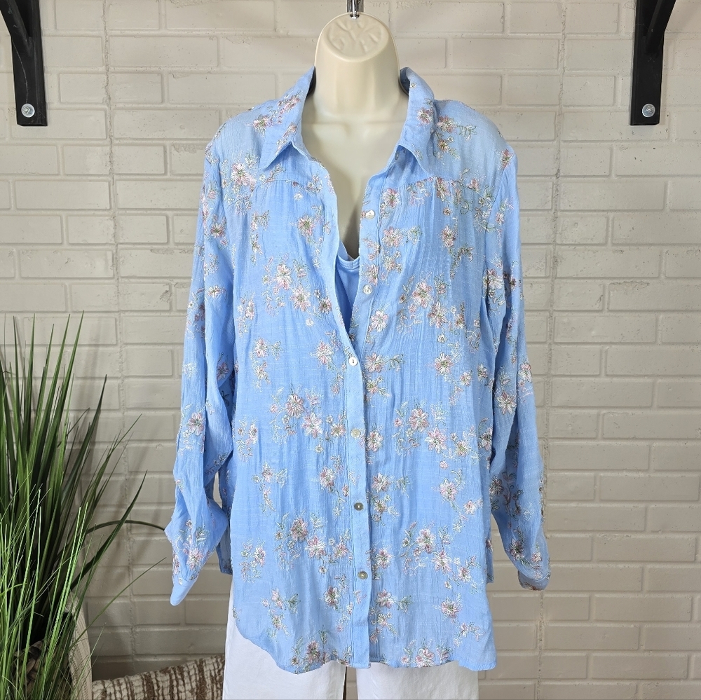 Rose and Everly Light Blue Floral Embroidered Button Up Tunic Top Extra Large